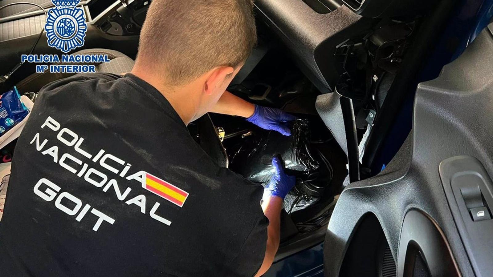 Cinco detenidos tras desarticular una organización en Madrid que distribuía cocaína oculta en vehículos