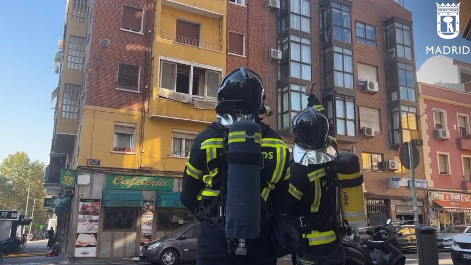 Intoxicado grave un hombre al incendiarse su casa en el distrito de Tetuán
