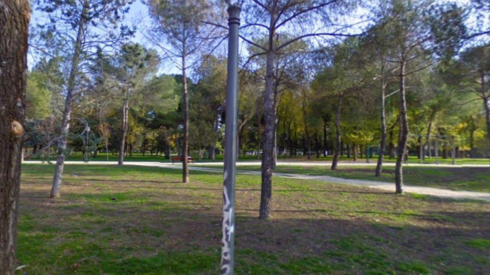 Muere al caer de cabeza tras ser manteado en una pachanga de voleibol