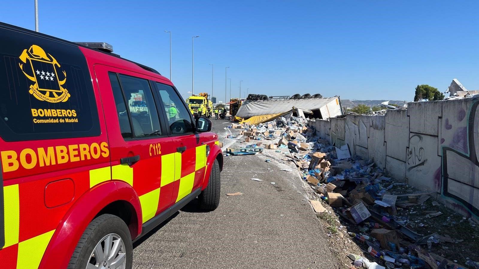Rescatan a un hombre al volcar su camión lleno de detergentes en la A-2