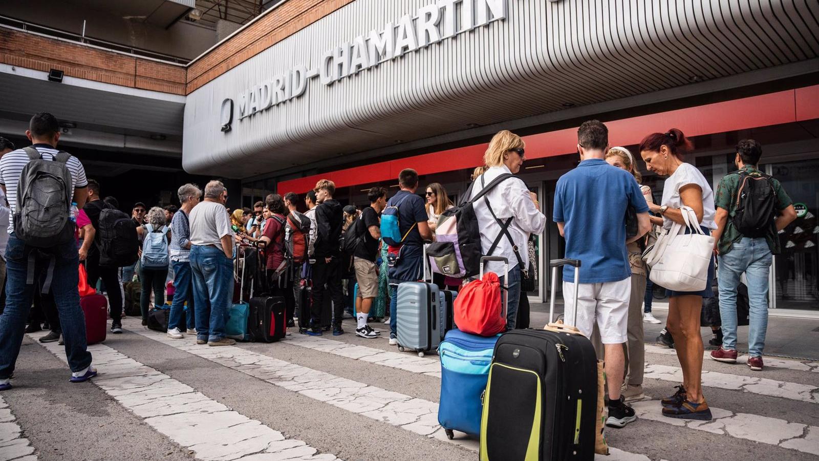 Pasajeros en Chamartín exigen "responsabilidad y soluciones" tras la cancelación de los trenes con dirección a Valencia