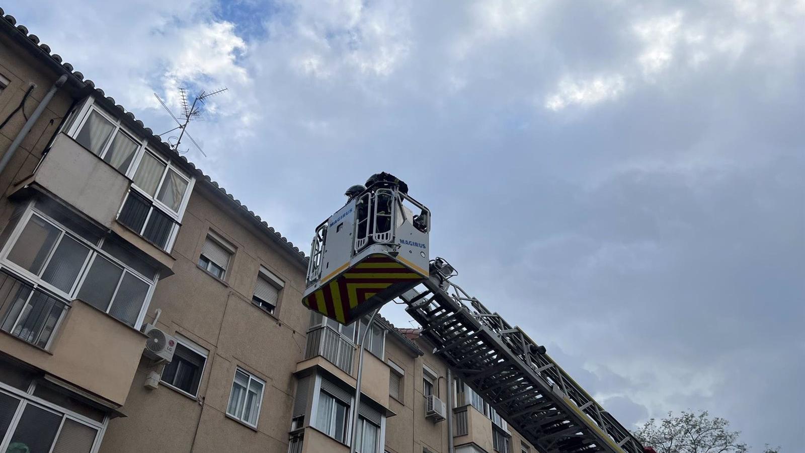  Una mujer herida en un incendio en un piso de Carabanchel