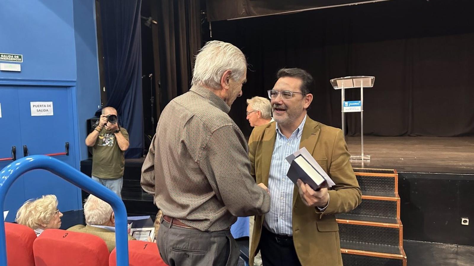 Villa de Vallecas reconoce a sus mayores centenarios con una placa conmemorativa