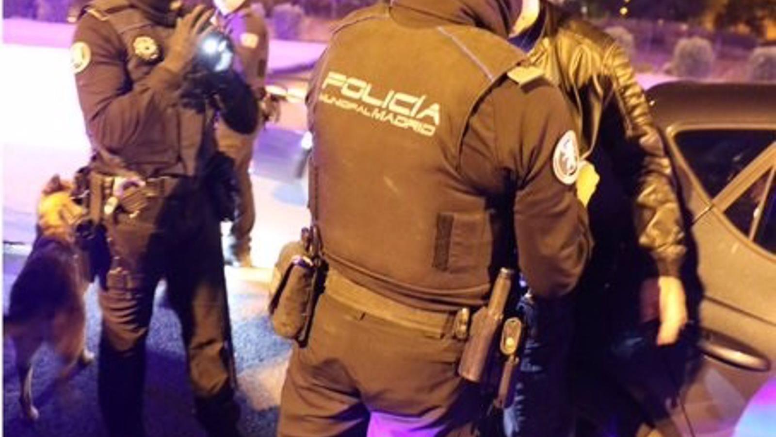 Atrapan por aparcar mal en Puente de Vallecas a un hombre reclamado por un homicidio en Toledo