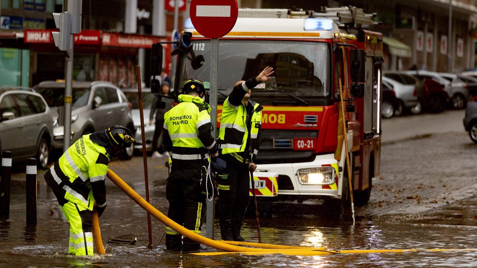 Los Bomberos de la capital realizaron 246 salidas por la lluvia, la mayoría por balsas de agua