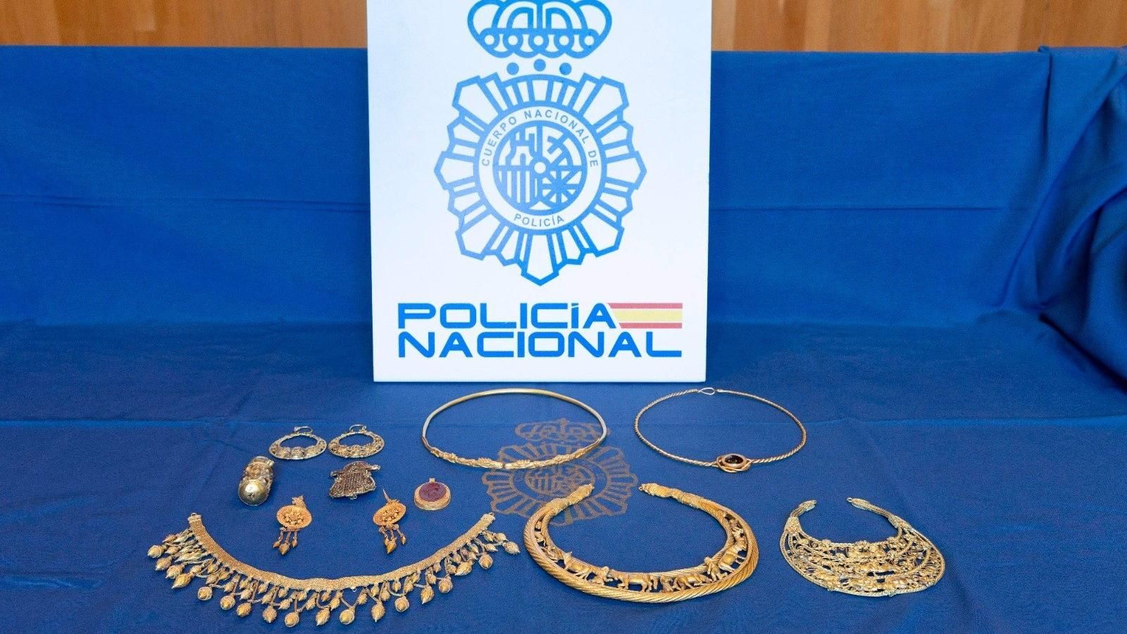 La Policía recupera once joyas de oro de patrimonio histórico ucraniano valoradas en más de 60 millones de euros