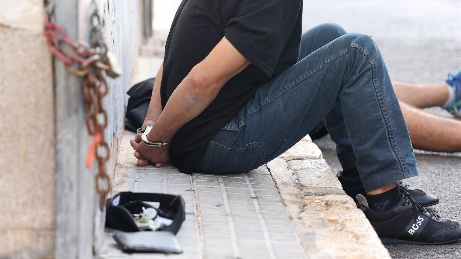 Arrestado en Usera un hombre por realizar tocamientos sexuales a los hijos de su novia, también detenida por consentirlo