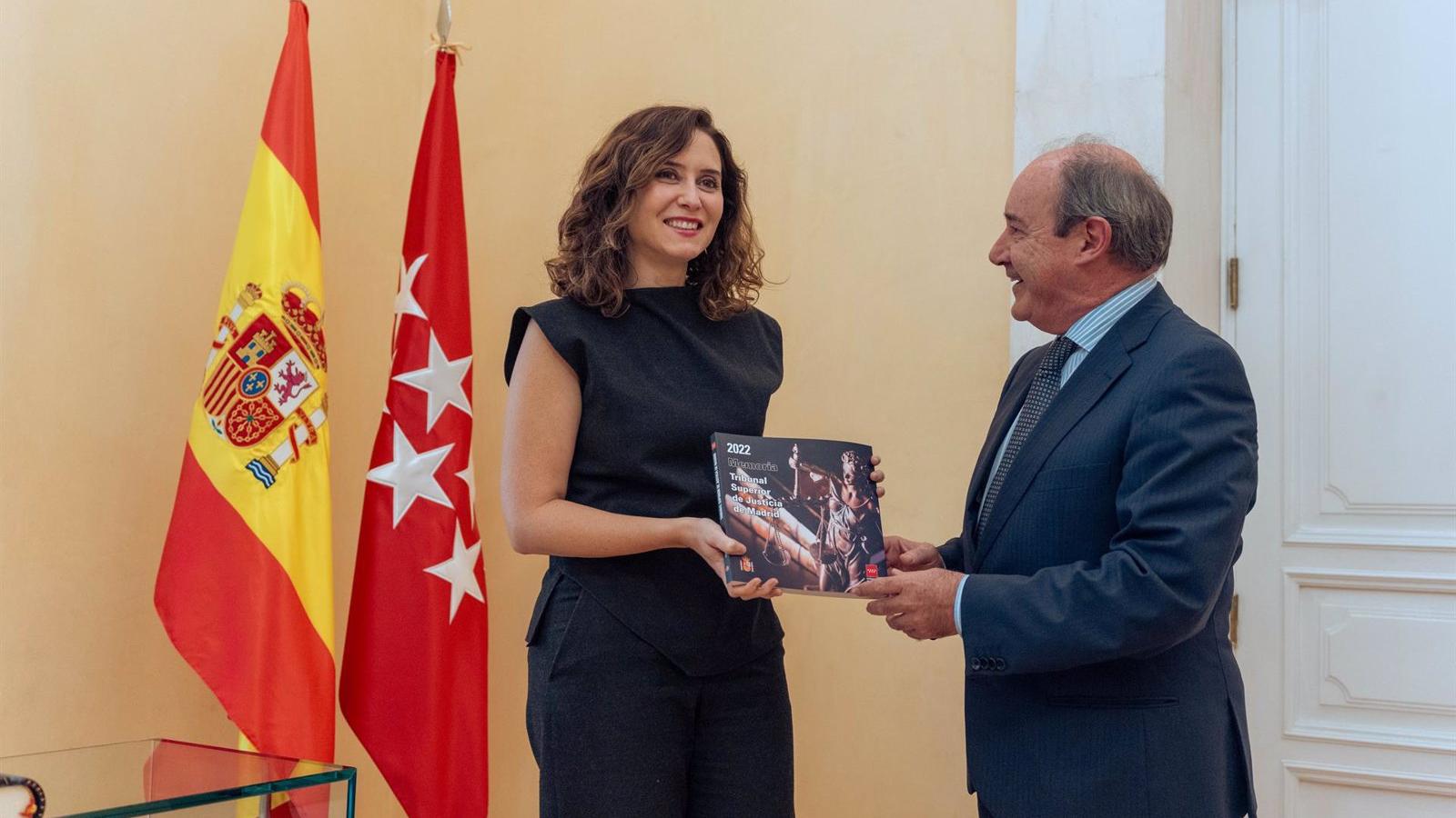 Díaz Ayuso recibe la Memoria de actividades 2022 del TSJM de manos de su presidente