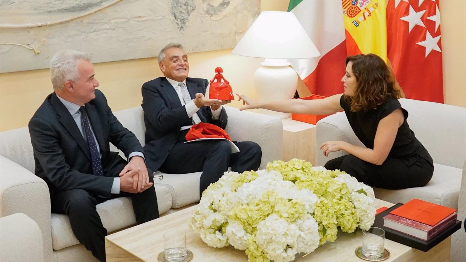 Díaz Ayuso recibe el embajador de Italia en España para "reforzar" la colaboración en materia económica y cultural
