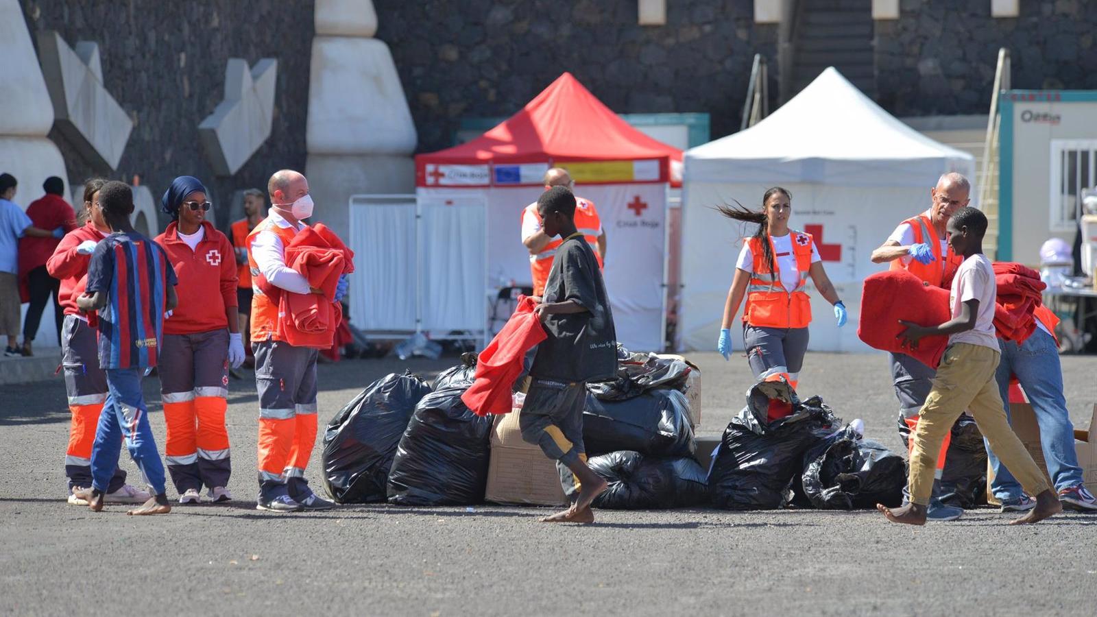 150 migrantes llegan a Pozuelo y 100 a la capital, mientras el Gobierno trabaja para instalar a 450 en Carabanchel