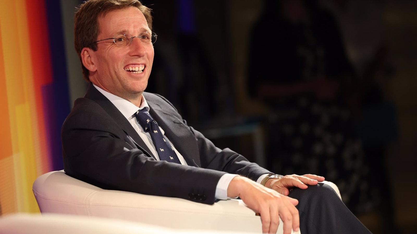 Almeida anima a los vecinos de Madrid a llenar la ciudad con la bandera nacional para celebrar la jura de Leonor