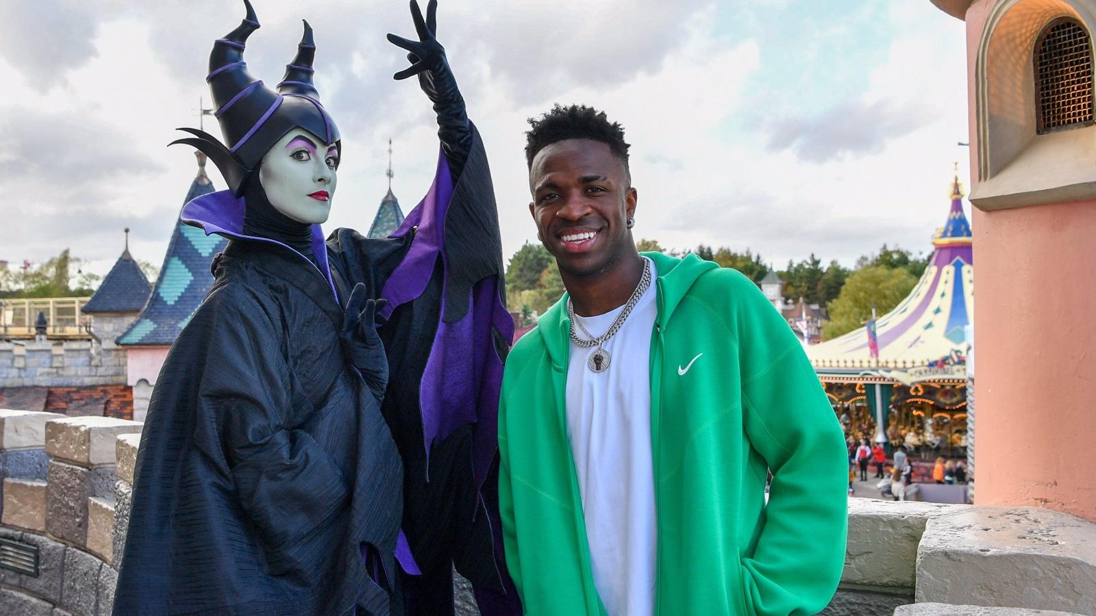 Vinícius celebra el triunfo en El Clásico y Halloween en familia en Disneyland París