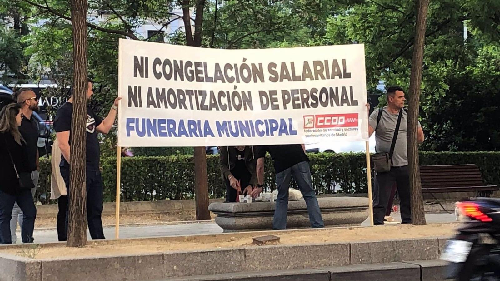 Trabajadores de la Funeraria municipal se concentran en el cementerio de la Almudena reclamando subidas salariales