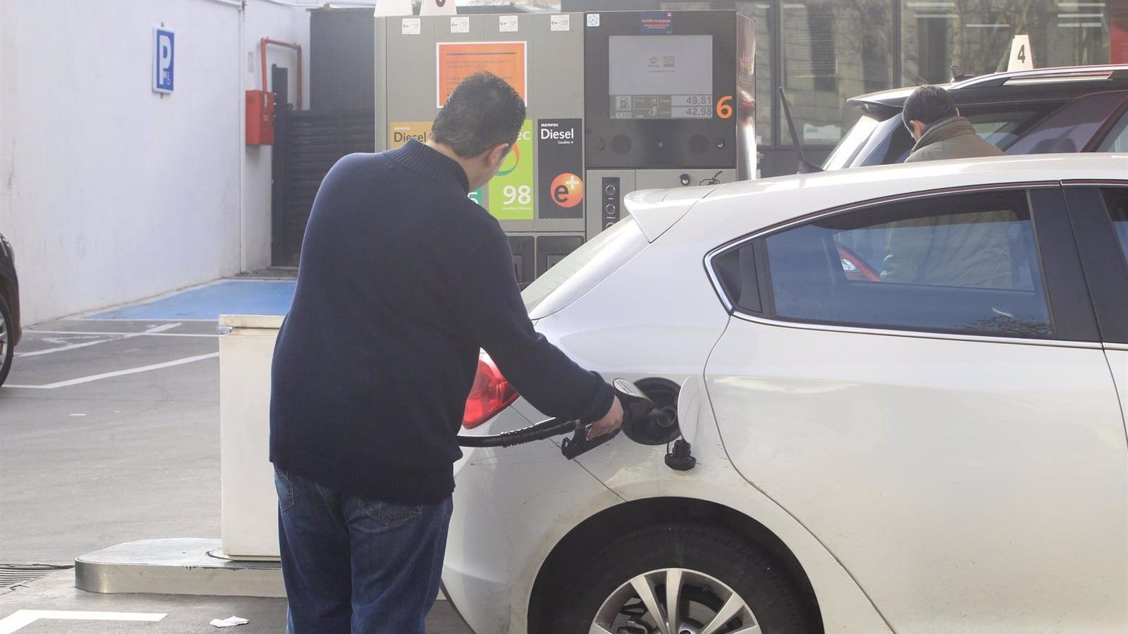 Los carburantes mantienen su tendencia a la baja esta semana