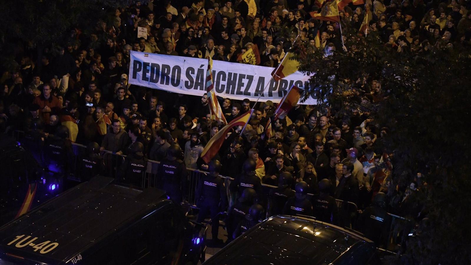 Cientos de personas protestan en la sede del PSOE contra el pacto con los separatistas