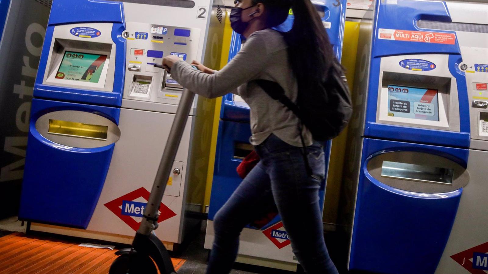 Prohibido acceder en patinete eléctrico al transporte público: expulsión y hasta 200€ de multa