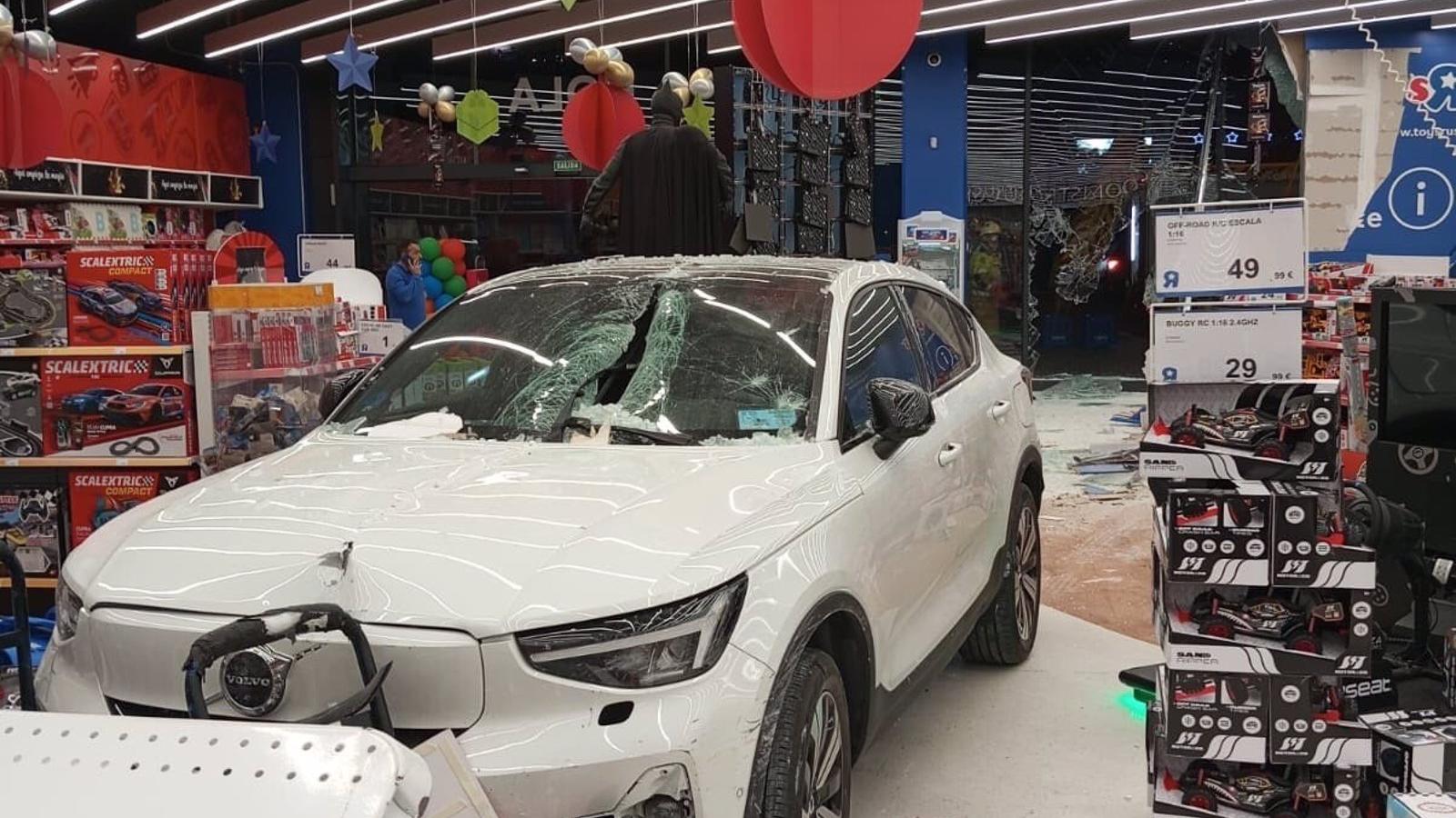 Un vehículo se empotra contra un establecimiento y deja dos heridos leves en Alcorcón