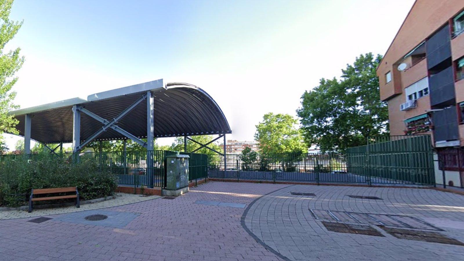 Apuñalan y roban en grupo a un joven en una cancha deportiva en Santa Eugenia