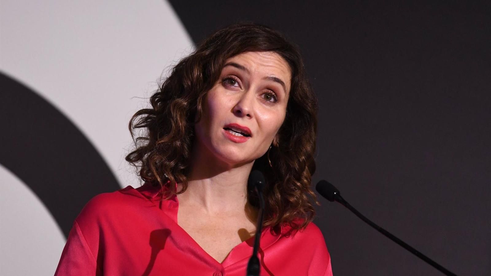 Díaz Ayuso acusa al PSOE de "colar una dictadura por la puerta de atrás"