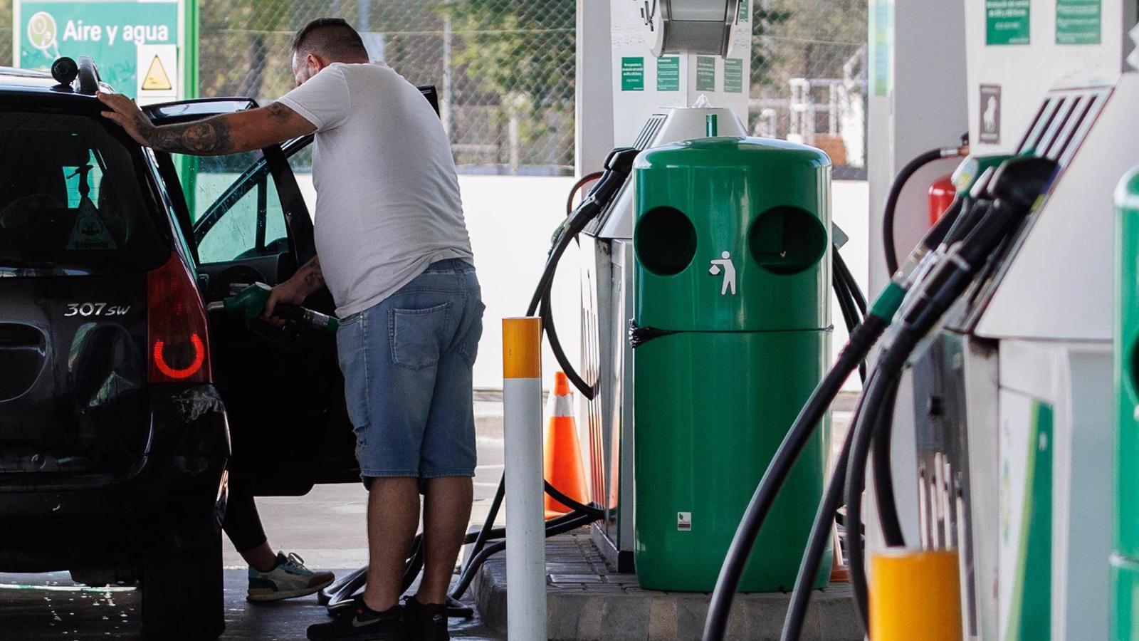Los carburantes mantienen su tendencia a la baja y suman un abaratamiento de hasta el 6,4% desde los máximos