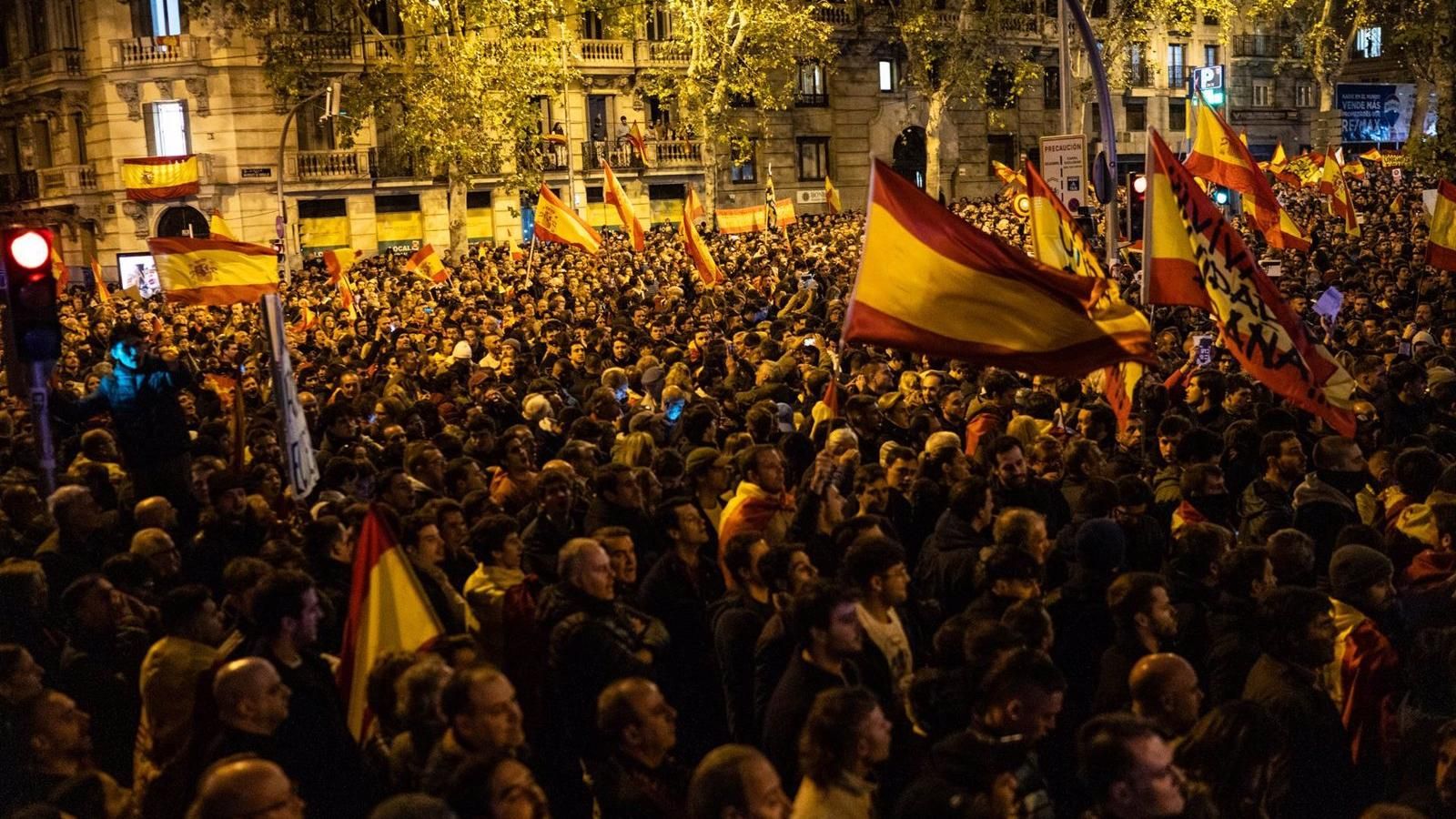 Unas 8.000 personas protestan en la sede del PSOE en Ferraz contra la amnistía, según la Delegación del Gobierno