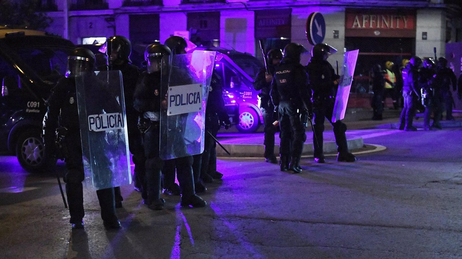 Cargas policiales en otra noche de protestas ante la sede del PSOE