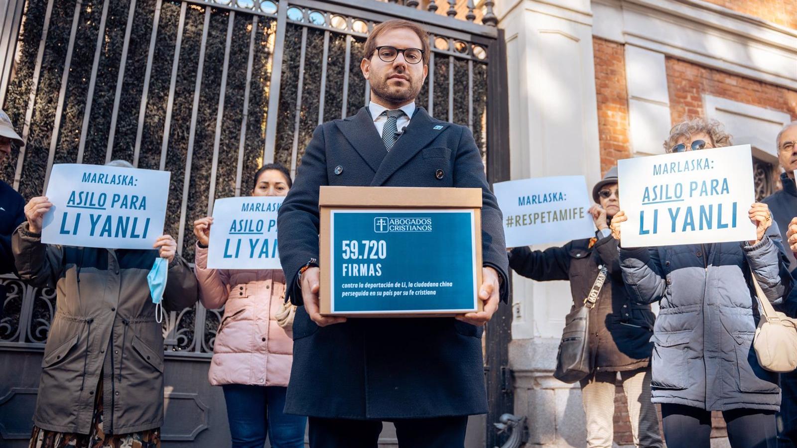 Abogados Cristianos entregan 60.000 firmas a Marlaska para que conceda asilo a una ciudadana china perseguida por su fe