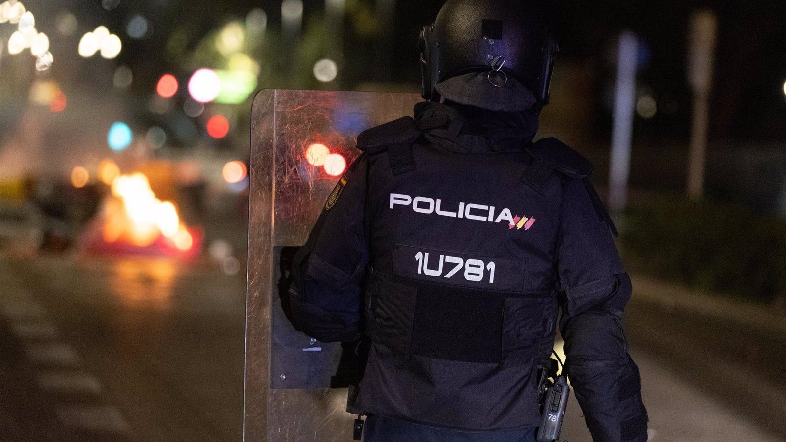 La Policía desaloja a los manifestantes que acampaban frente al Congreso contra la amnistía