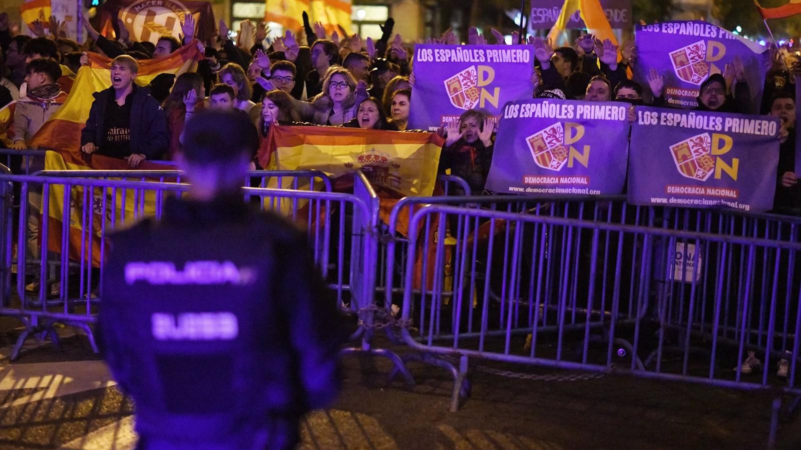 La novena noche de protestas en Ferraz se salda con 13 detenidos y cientos de cacheos y retenciones a manifestantes