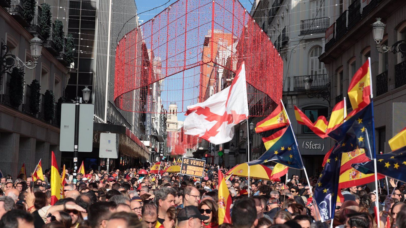 La manifestación contra los pactos de Sánchez obliga a cortar las principales arterías del centro de Madrid