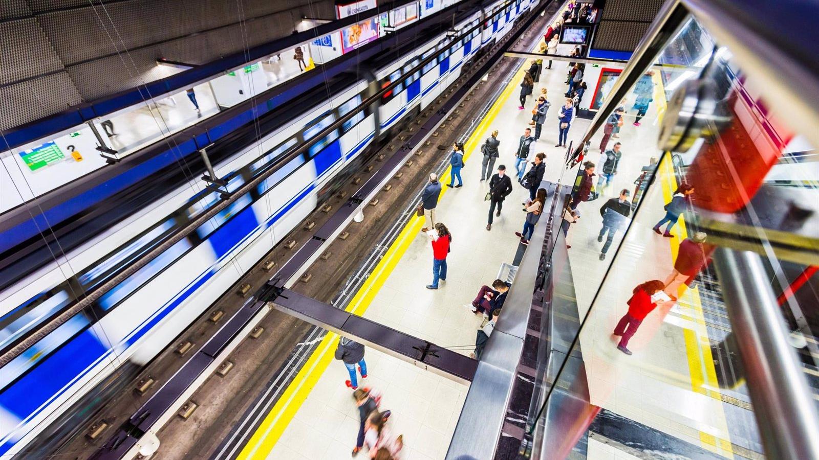 Unos chicos se pelean en el Metro y uno acaba apuñalado en un brazo