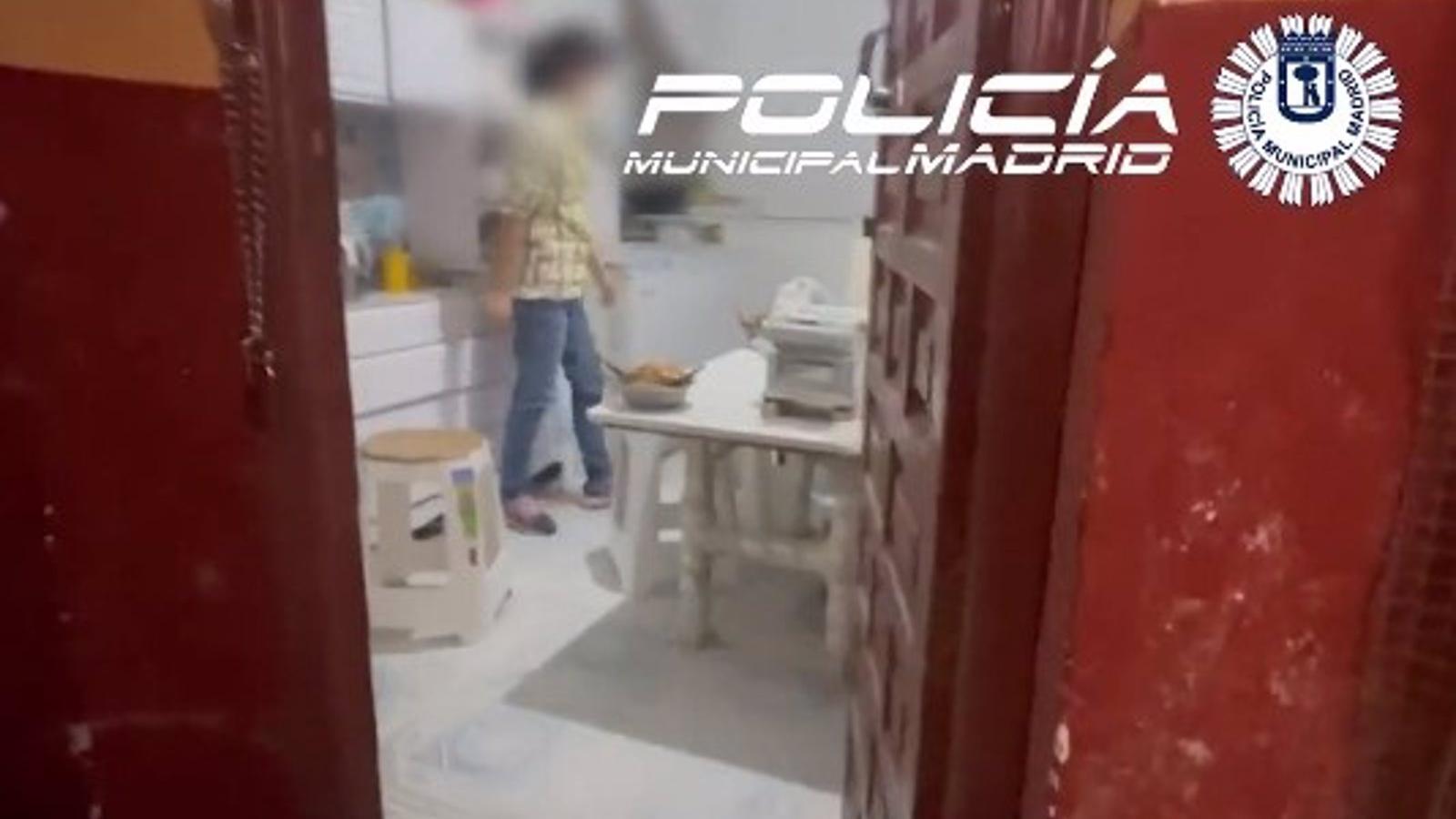 Requisan 2.500 artículos y 6,7 toneladas de alimentos en pésimas condiciones en cinco locales de Usera