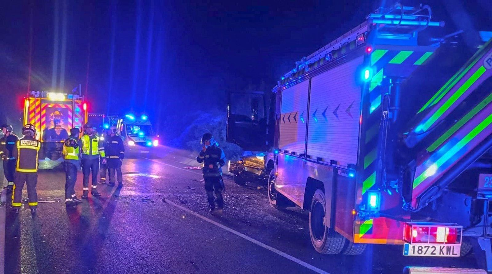 Un choque frontal entre una furgoneta y un turismo deja tres heridos graves en la carretera M-209
