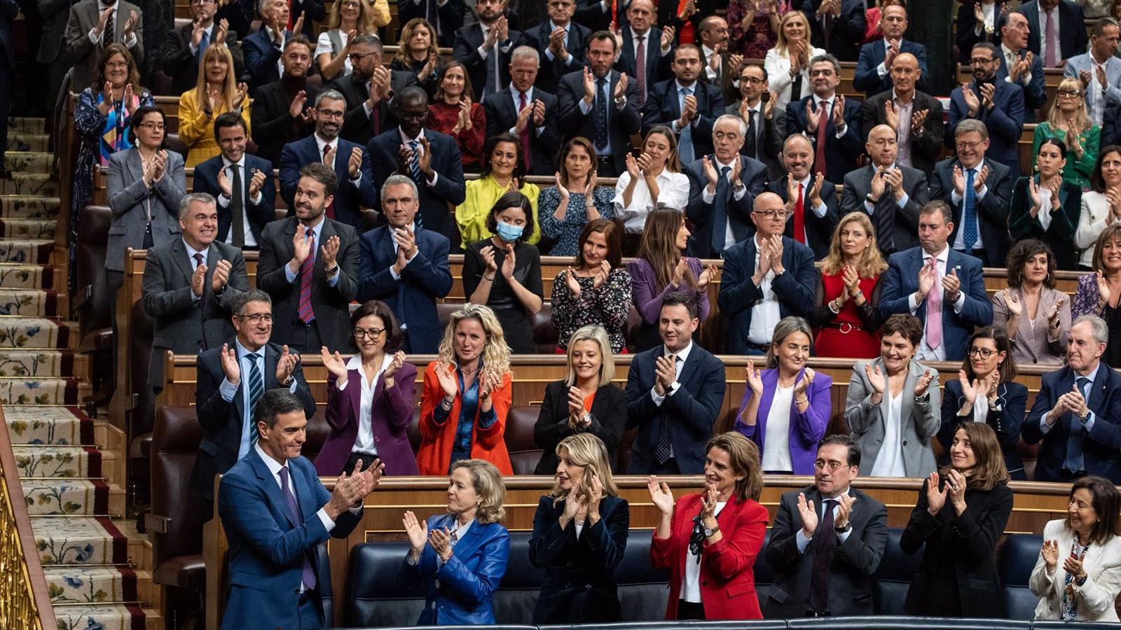 Diputados de PSOE y Más Madrid interrumpen con un aplauso el Pleno de la Asamblea al ser investido Sánchez