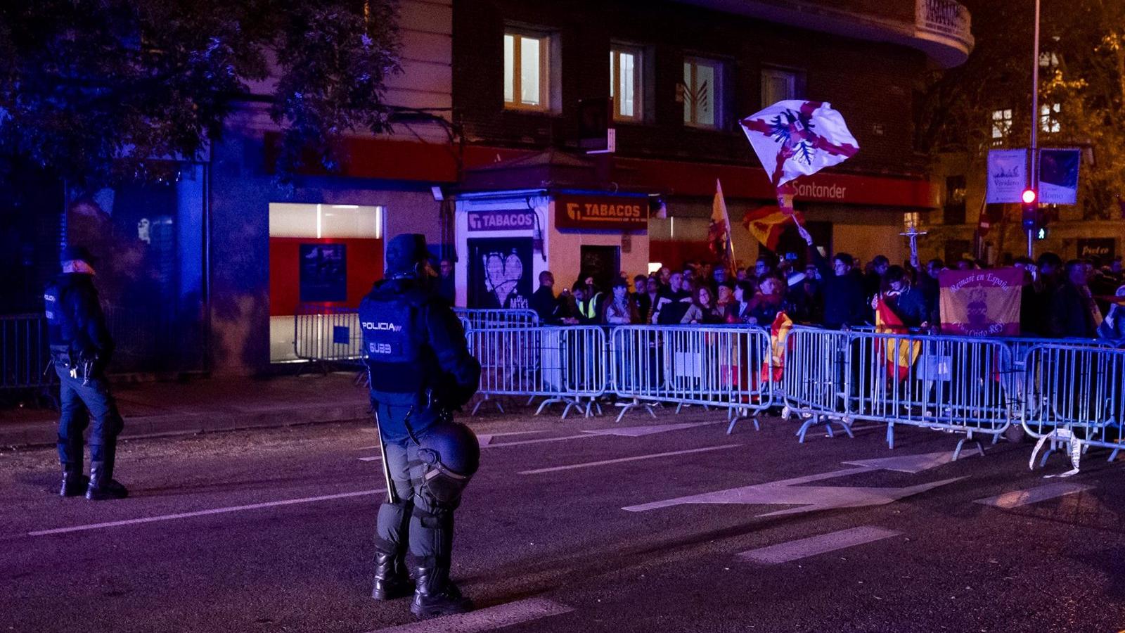 Cientos de personas vuelven a concentrarse por decimoquinto día en Ferraz en protesta por la ley de amnistía