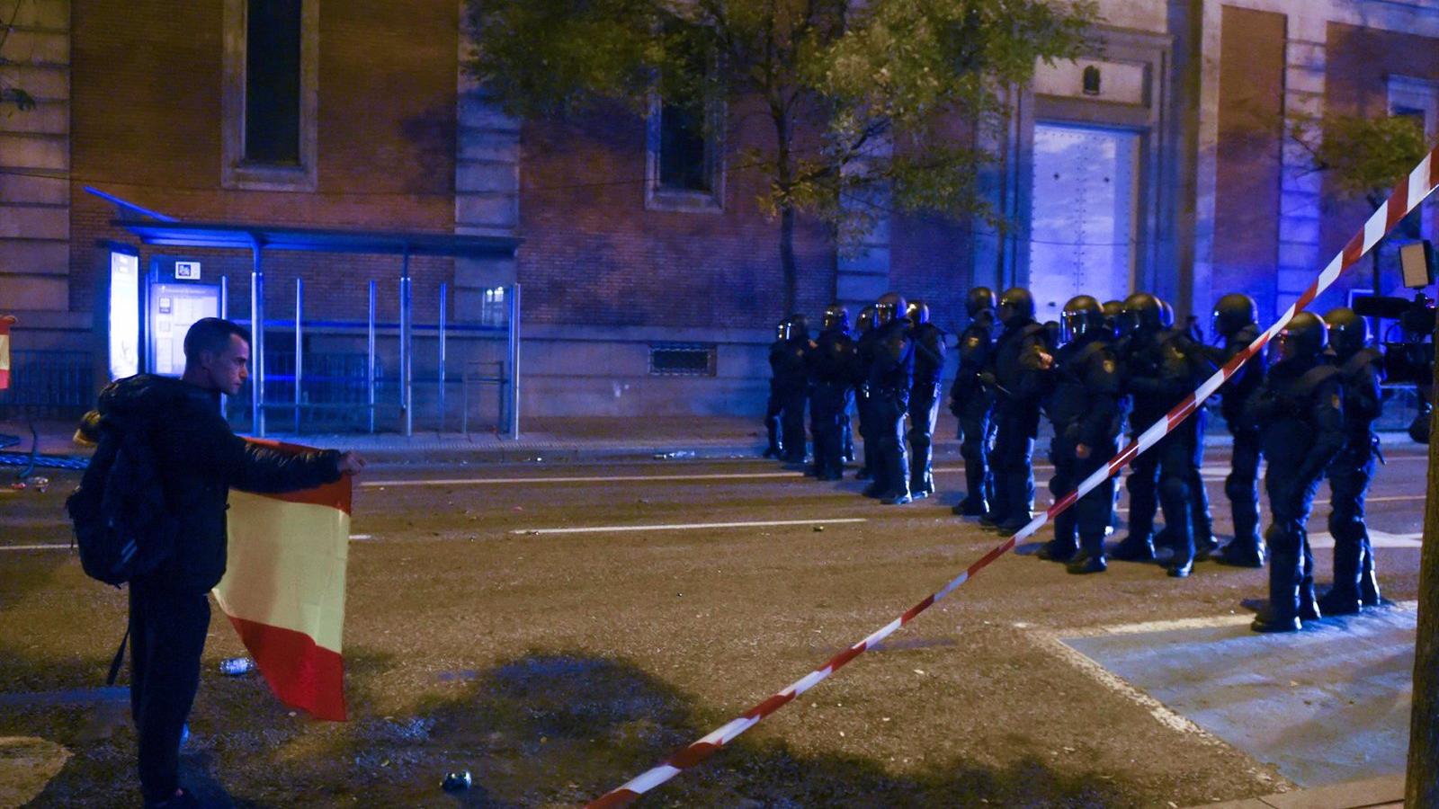 La Policía Nacional incauta a un militar una pistola en uno de los filtros de la protesta en Ferraz de este sábado