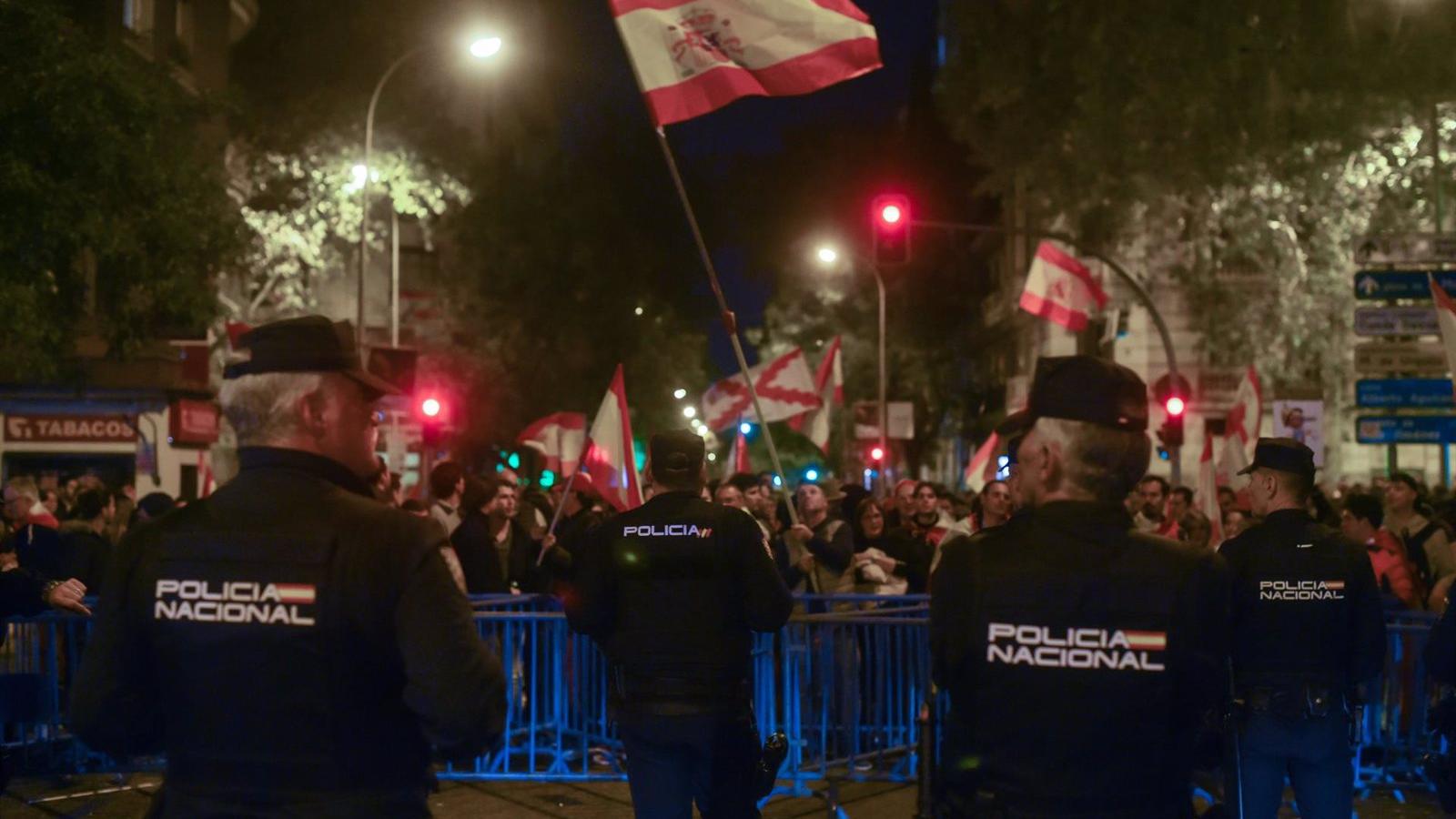 La Policía evita cortar Ferraz en la decimoctava noche de protestas al no haber sido notificada la manifestación La Policía evita cortar Ferraz en la decimoctava noche de protestas al no haber sido notificada la manifestación
