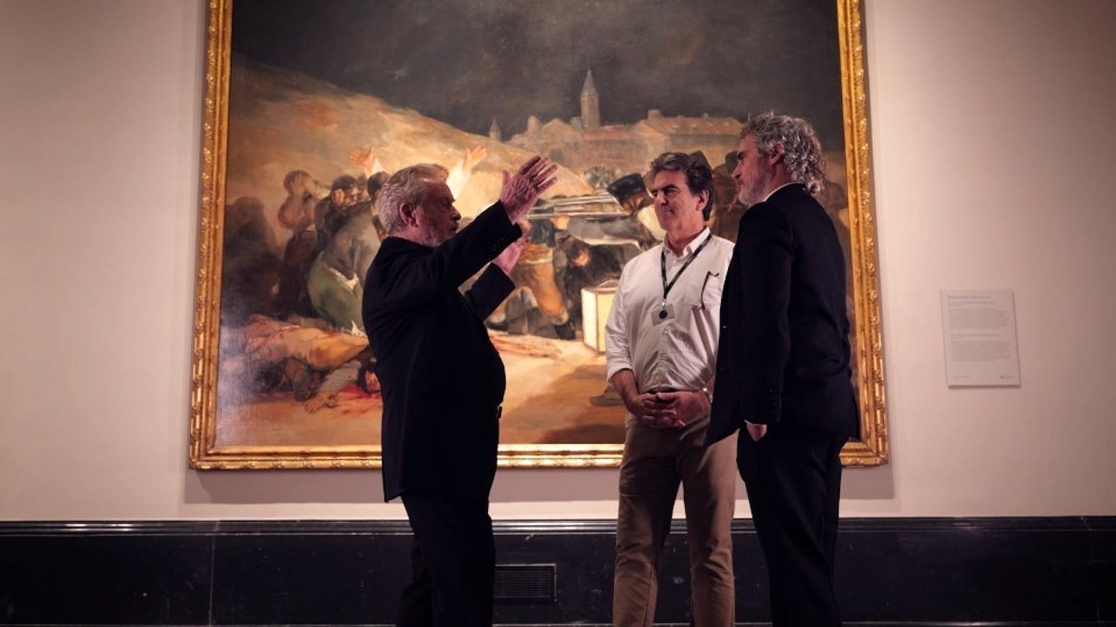 Ridley Scott y Joaquin Phoenix se despiden de Madrid visitando el 'Duelo a garrotazos' en el Museo del Prado