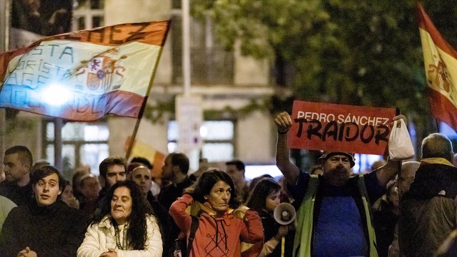 Unas 800 personas se reúnen de forma pacífica en Ferraz en la vigésima jornada de protestas