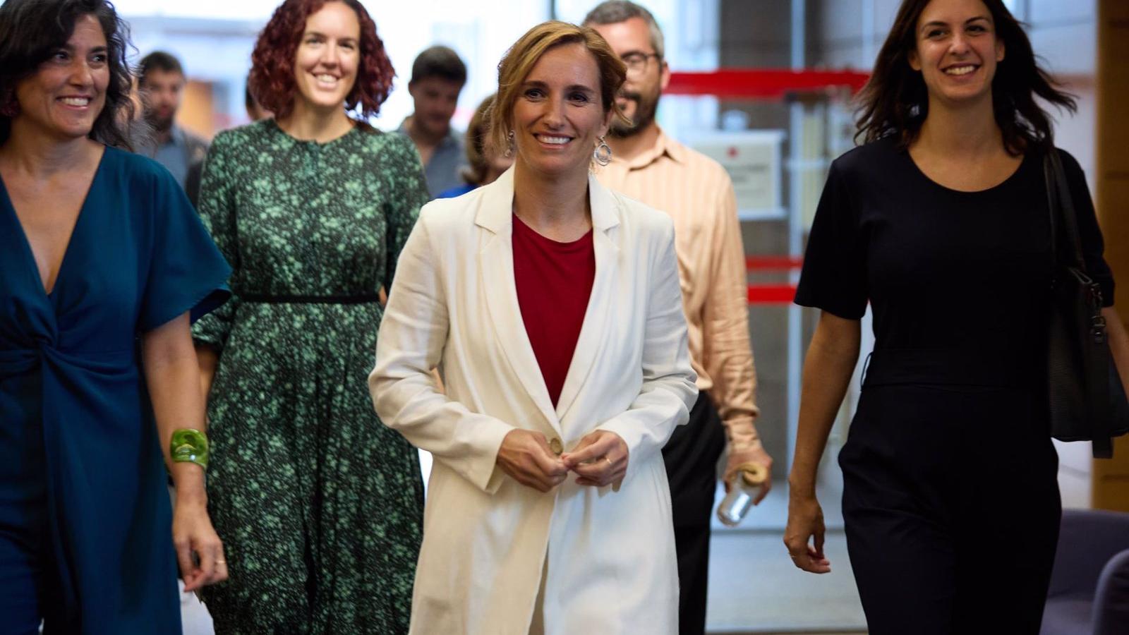 Ayuso pone deberes a Mónica García y le pide que traiga médicos a España y reduzca las listas de espera