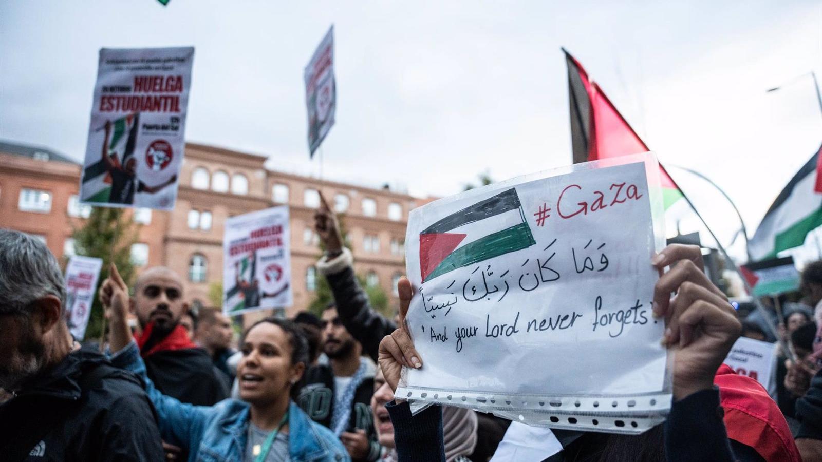 Despliegan una bandera palestina y una pancarta de 'Israel genocida' frente a la Embajada israelí en Madrid