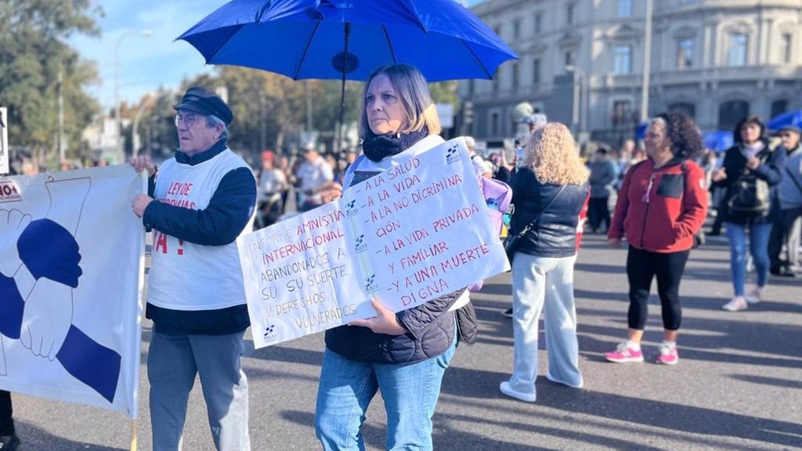 Cientos de personas recuerdan en Sol a los fallecidos en las residencias durante la pandemia