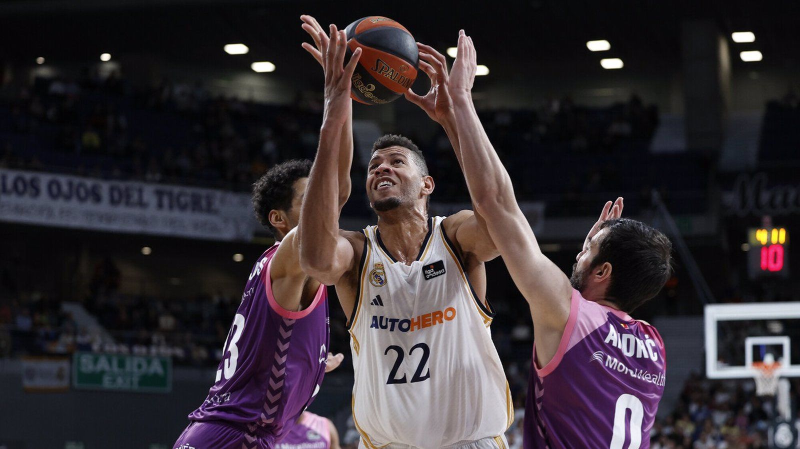 El Real Madrid mantiene su colchón sobre el Barça más anotador