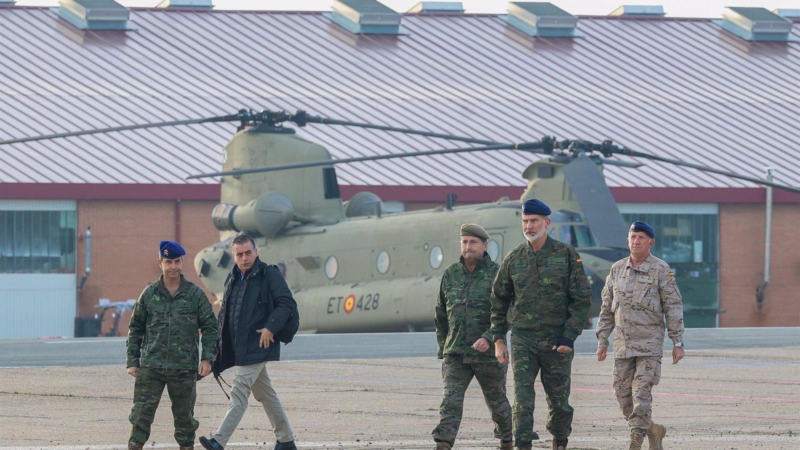 Felipe VI visita las unidades alojadas en la Base Coronel Maté en Colmenar Viejo por el 50º aniversario de su creación