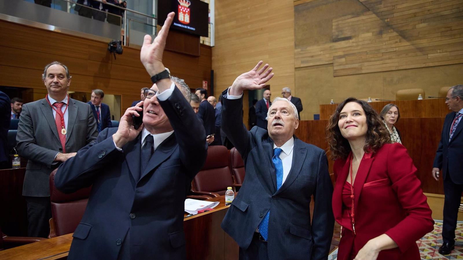 Leguina anima a "poner el himno" de la Comunidad y destaca la transformación de Vallecas con la llegada de la Asamblea