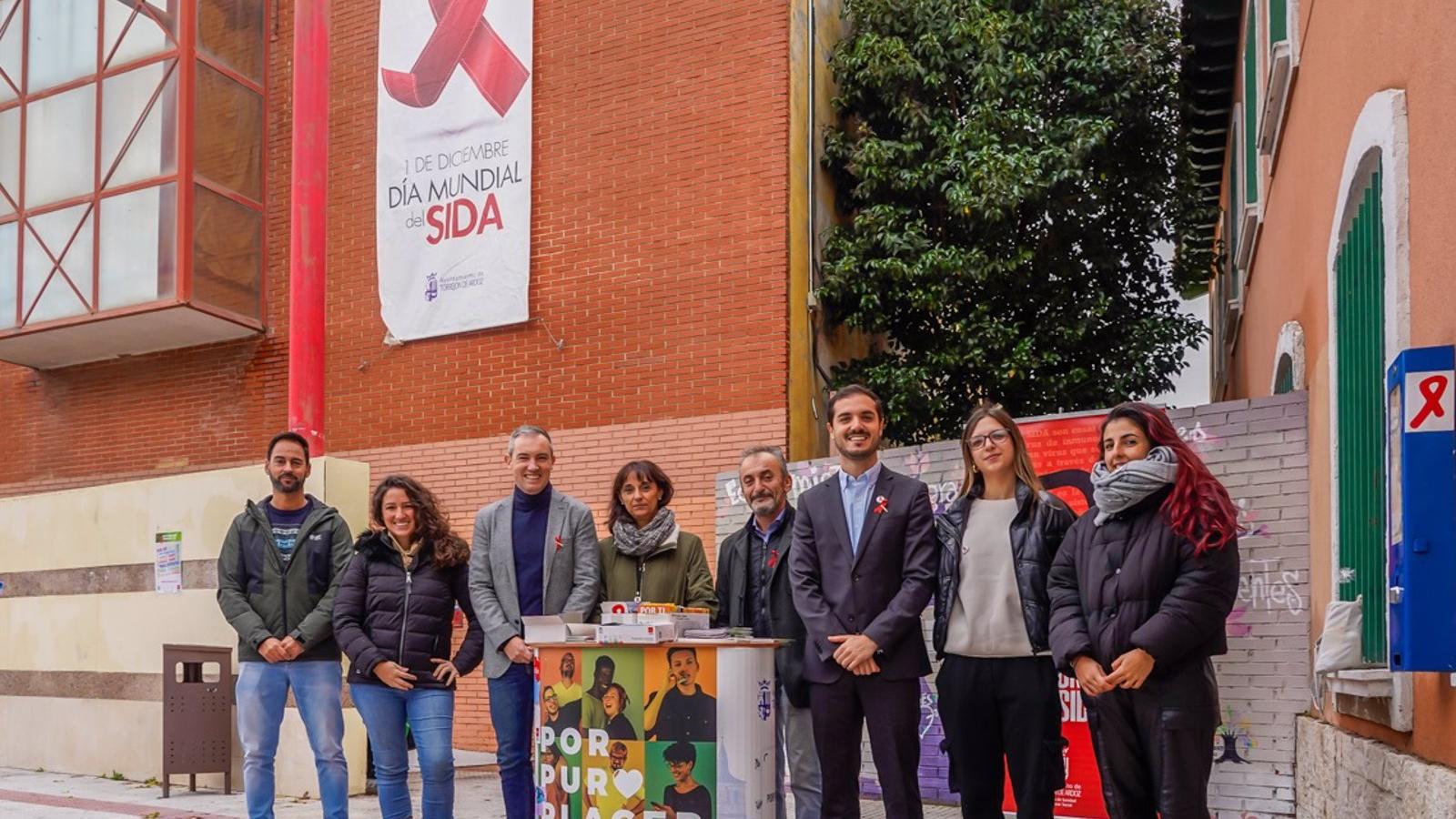 Campaña de sensibilización juvenil y reparto de material preventivo en Torrejón por el Día Mundial del VIH-Sida