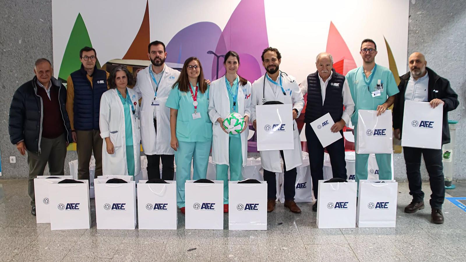 La Asociación de Futbolistas Españoles reparte juguetes a los niños ingresados en el Hospital de Torrejón
