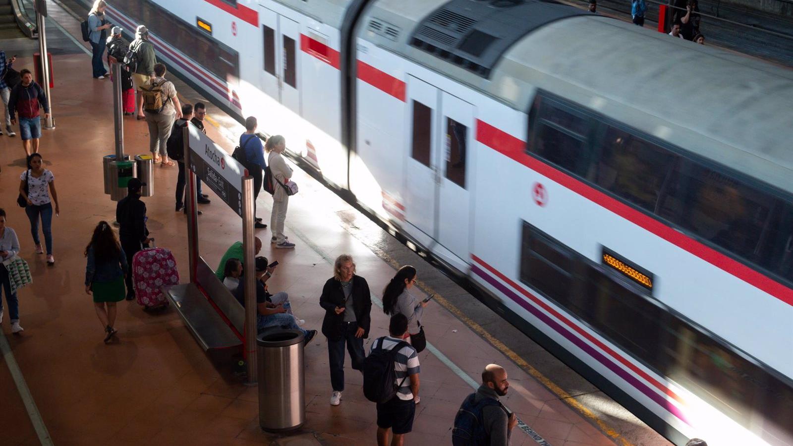 El túnel de Recoletos recupera la circulación tras descarrilar un tren El túnel de Recoletos recupera la circulación tras descarrilar un tren