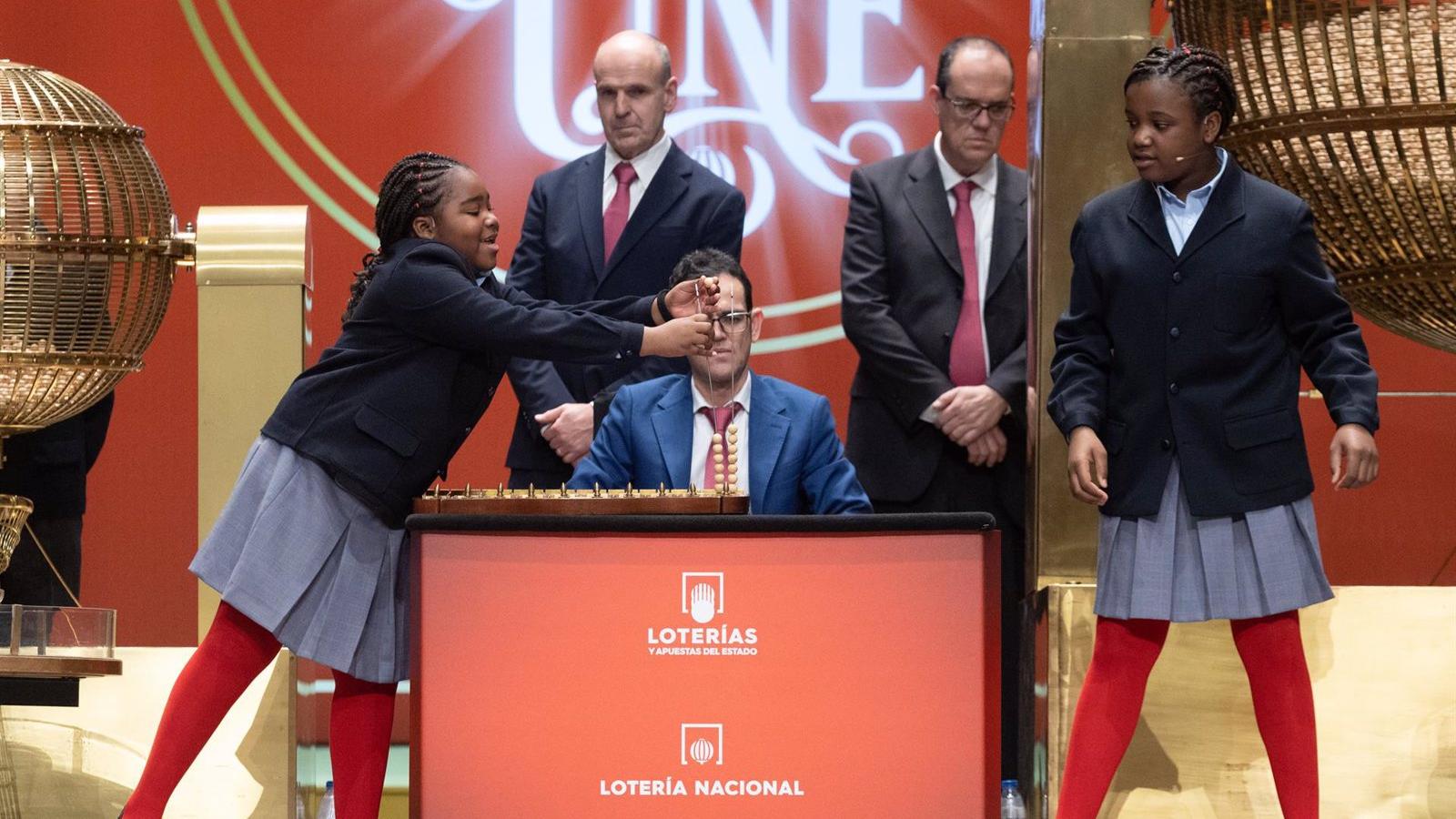 14 niñas y 9 niños de San Ildefonso &quot;repartirán&quot; los millones del sorteo de Navidad