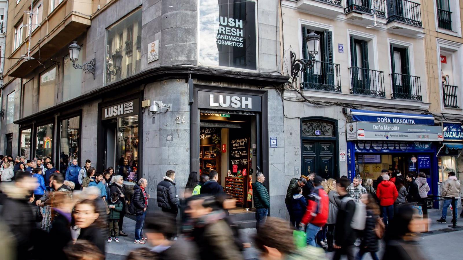 Doña Manolita observa una mayor cantidad de gente esta Navidad, pero menos compradores de décimos porque comparten